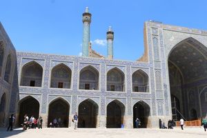 Blick auf die Minarette am Eingang der Moschee
