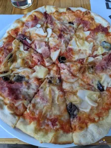 Eine echte italienische Pizza - nicht anders zu erwarten in der Pizzeria eines echten (ausgewanderten) Italieners