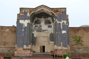 Portal der blauen Moschee - dunkel die Originalteile der Fassade