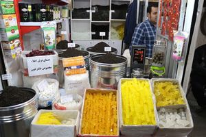 Tee und Zucker gehören im Iran zusammen, hier mit Safran gefärbte Zuckerstangen