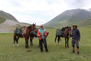 Aja und Jasper mit ihren Pferden