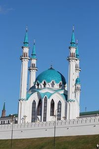 Die Moschee mit vier Minaretten