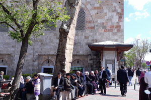 Vor der Moschee