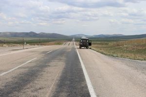 Endlose Straße im anatolischen Hochland