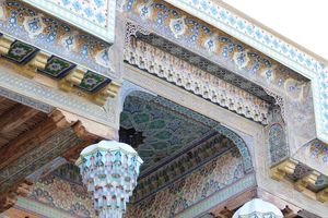 Kunstvoller Holzvorbau der Moschee Bolo Hauz 