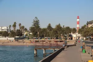 Der Strand von Swakopmund mit dem Leuchtturm