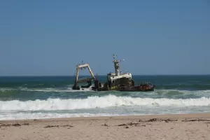 Zeila, ein Fischerboot, das hier gestrandet ist