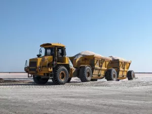 Diese Lkw transportieren das Salz zur Fabrik