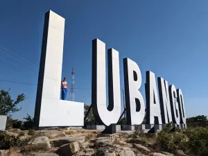 Lubango Schriftzug hoch über der Stadt