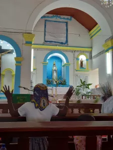 Auch nach dem Gottesdienst beten viele Menschen in der Kirche