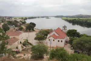 Blick auf die alte Kirche und den Fluss 