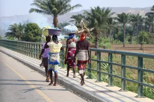 In Afrika wird praktisch alles auf dem Kopf getragen