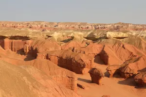 Auch von oben sehen die Felsen faszinierend aus