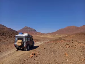 Im Hintergrund taucht links der Mt. Himba Sphynx auf