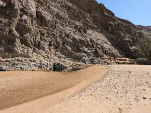 An manchen Stellen tritt das Wasser des Hoarusib noch an die Oberfläche