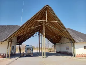 Reifendruck ablassen am Eingang zum Nationalpark