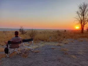 Grassavanne, Salzpfannen und ein Sundowner