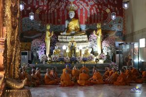 Mönche beten im Wat Phra Mongkhon Bophit