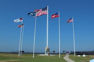 Die Fahnen aller Mächte, die Fort Sumter beherrschten.
