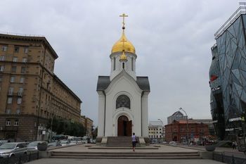 St. Nikolai Kapelle mittten im Verkehr