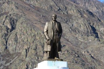 Selbst mitten in den Bergen trifft man auf eine Lenin-Statue