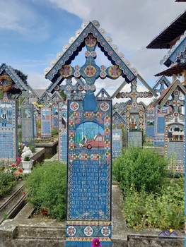 Holzkreuze auf dem fröhlichen Friedhof