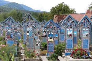 Holzkreuze auf dem fröhlichen Friedhof