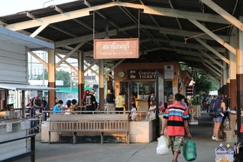 Am Bahnhof Thon Buri