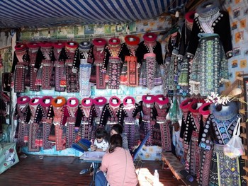 Traditionelle Kleidung der Hmong
