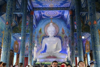 Im Inneren des Blue Temple